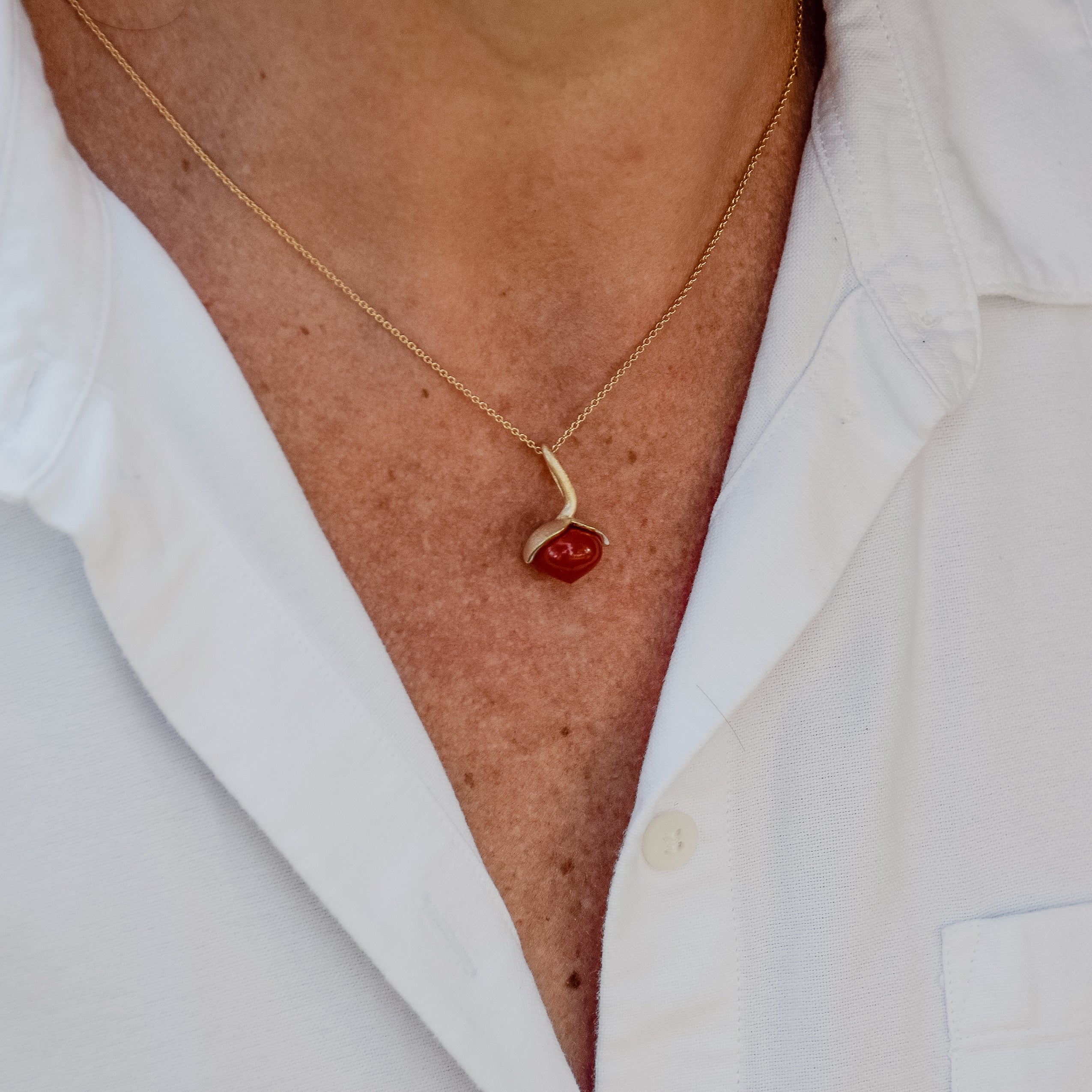 Dolce hängsmycke "medium" med korall rec. 925/-