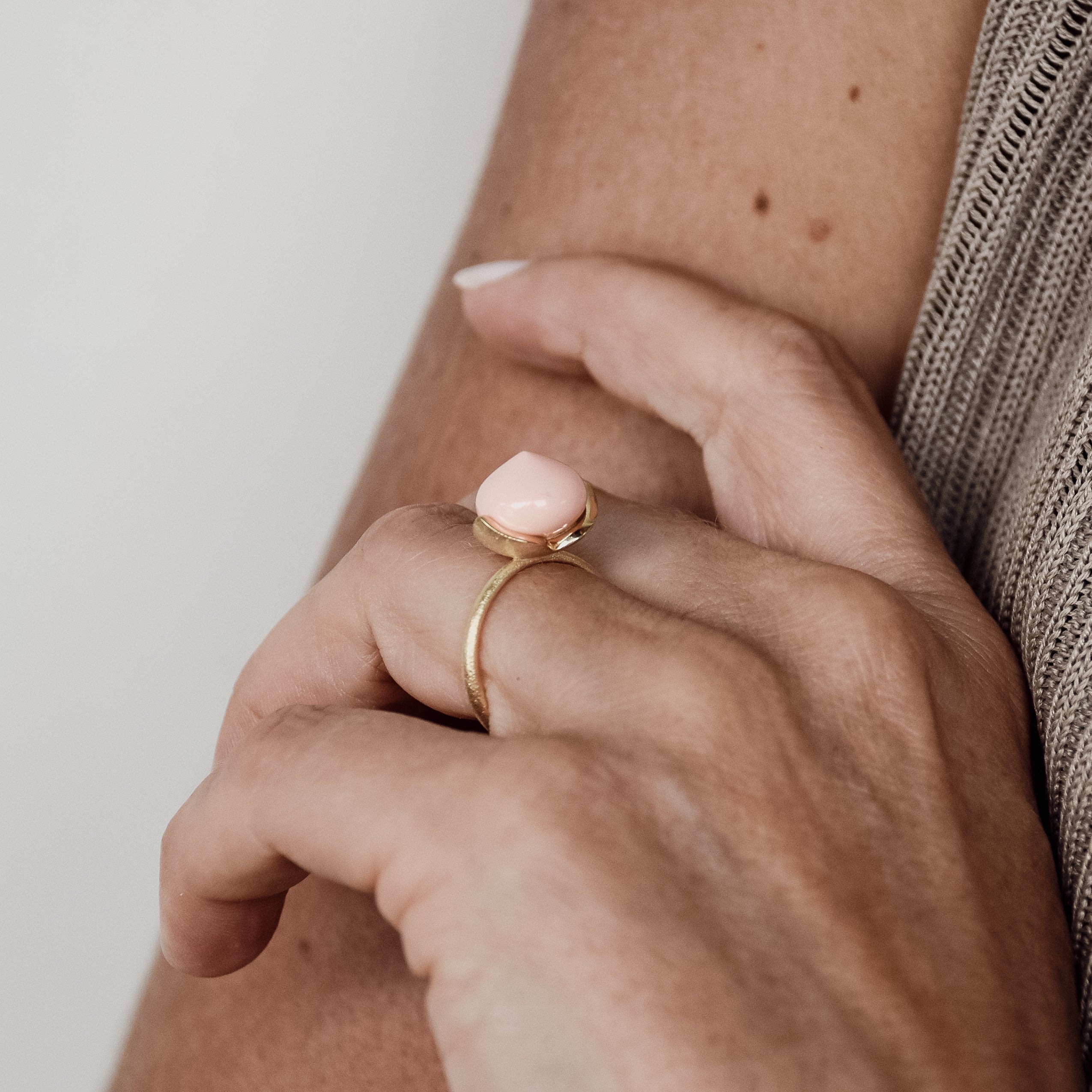 Dolce Ring "medium" mit Koralle Engelshaut rec. 925/-