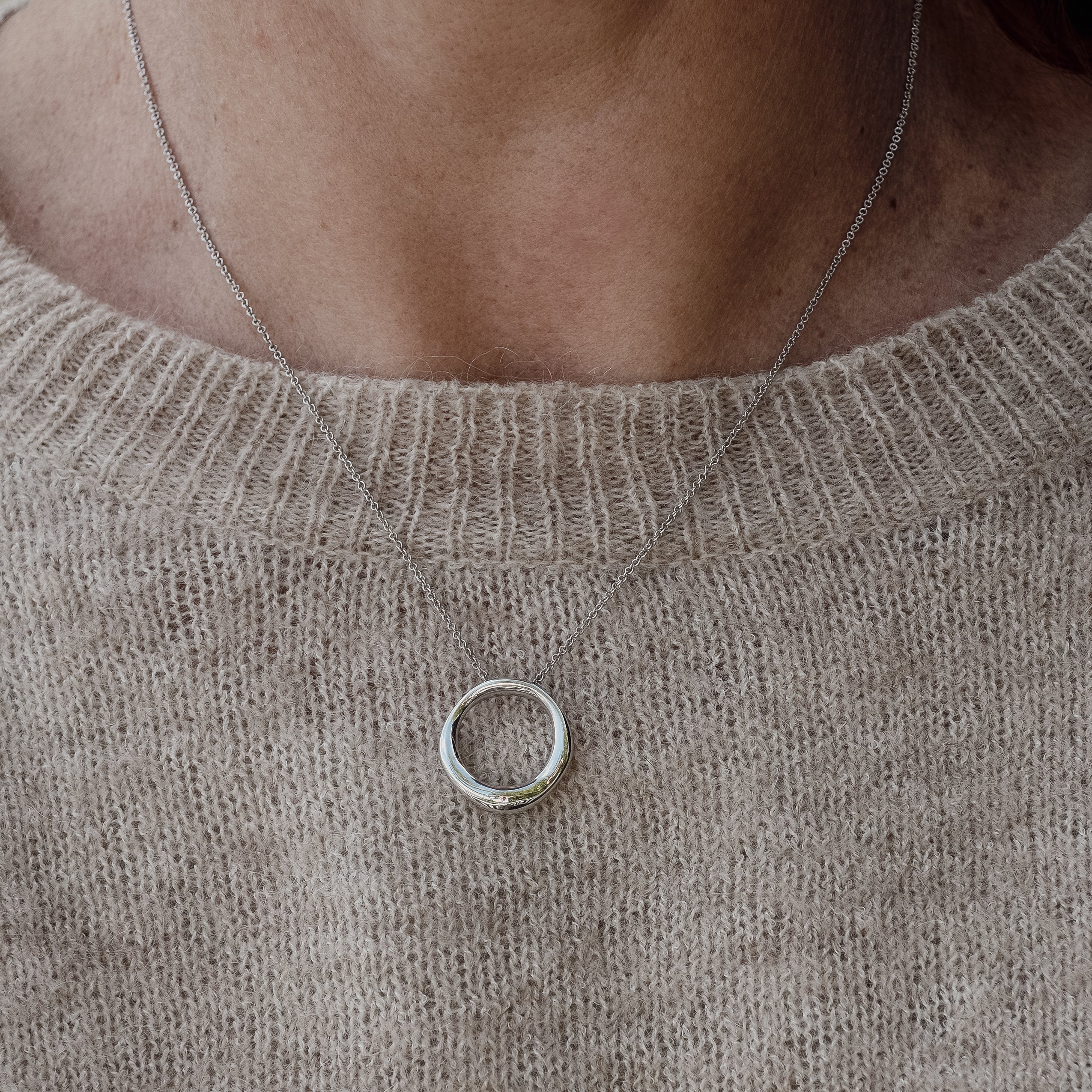 Slutet hängsmycke cirkel "medium" 925/-