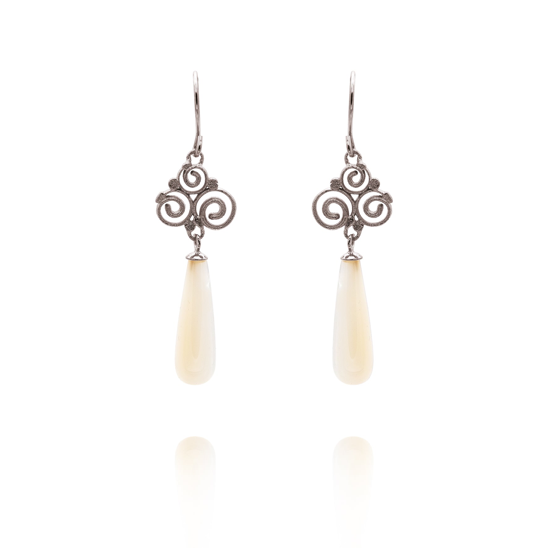 Grace earrings 925/- with mother-of-pearl teardrop