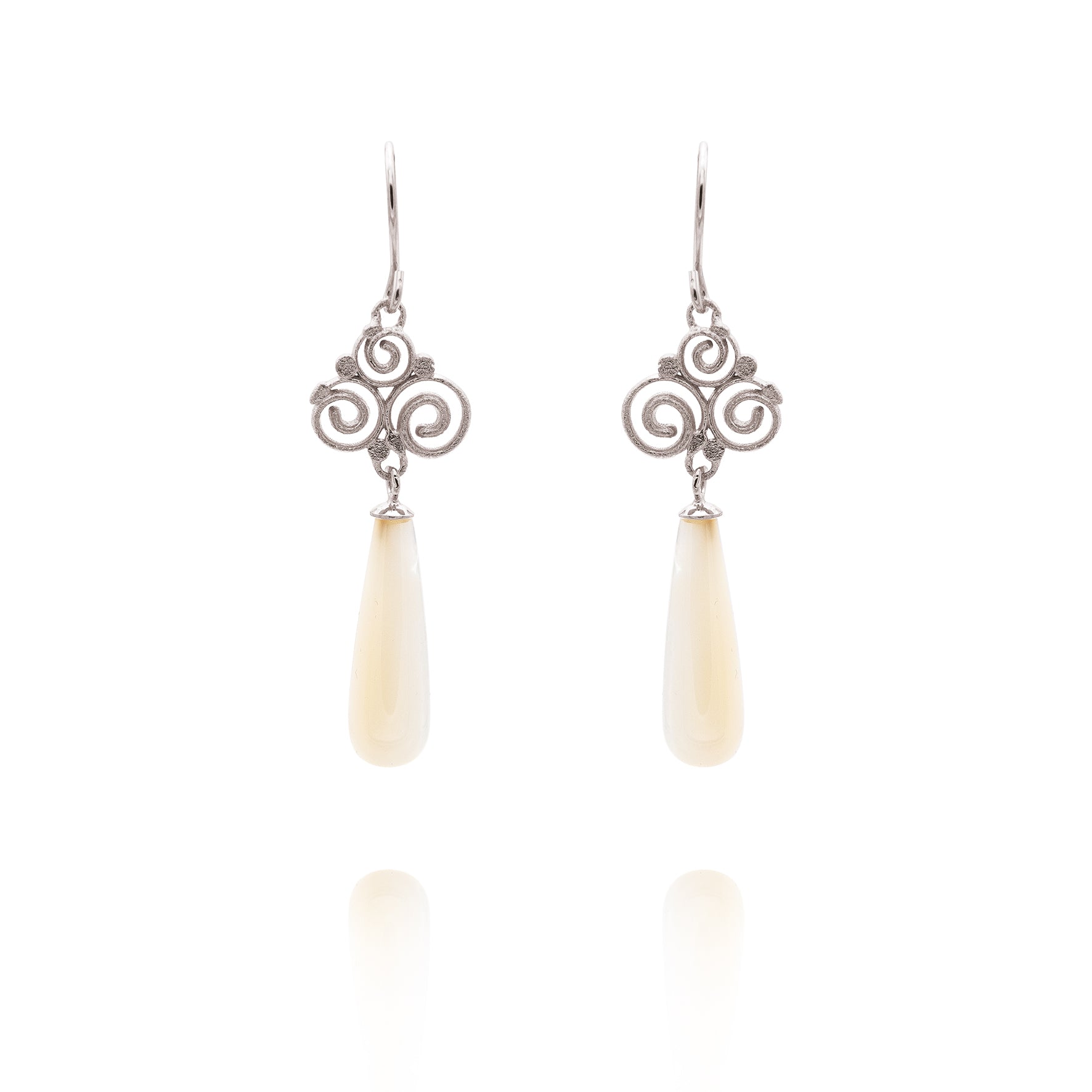 Grace earrings 925/- with mother-of-pearl teardrop
