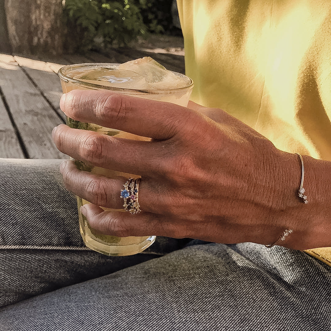 Shine-ring "3" i guld med safirer