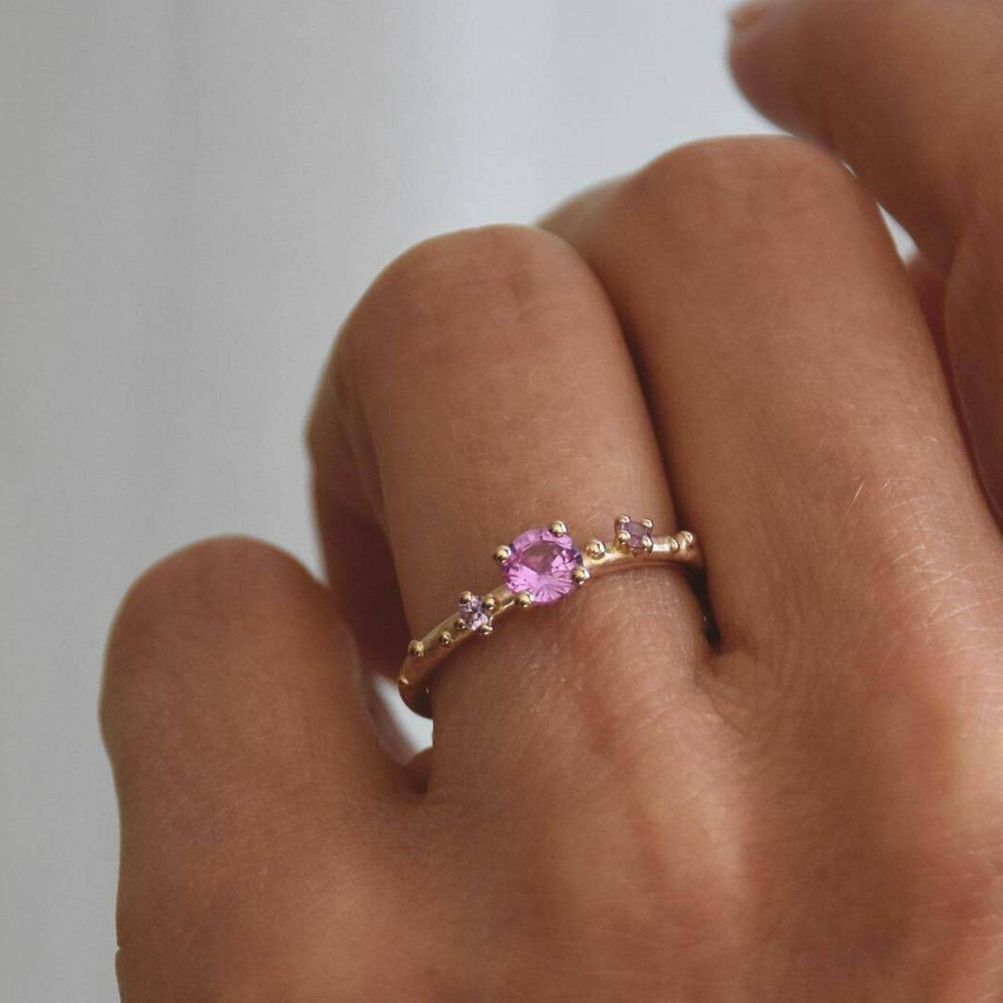 Shine-ring "Pink" i gull med safirer