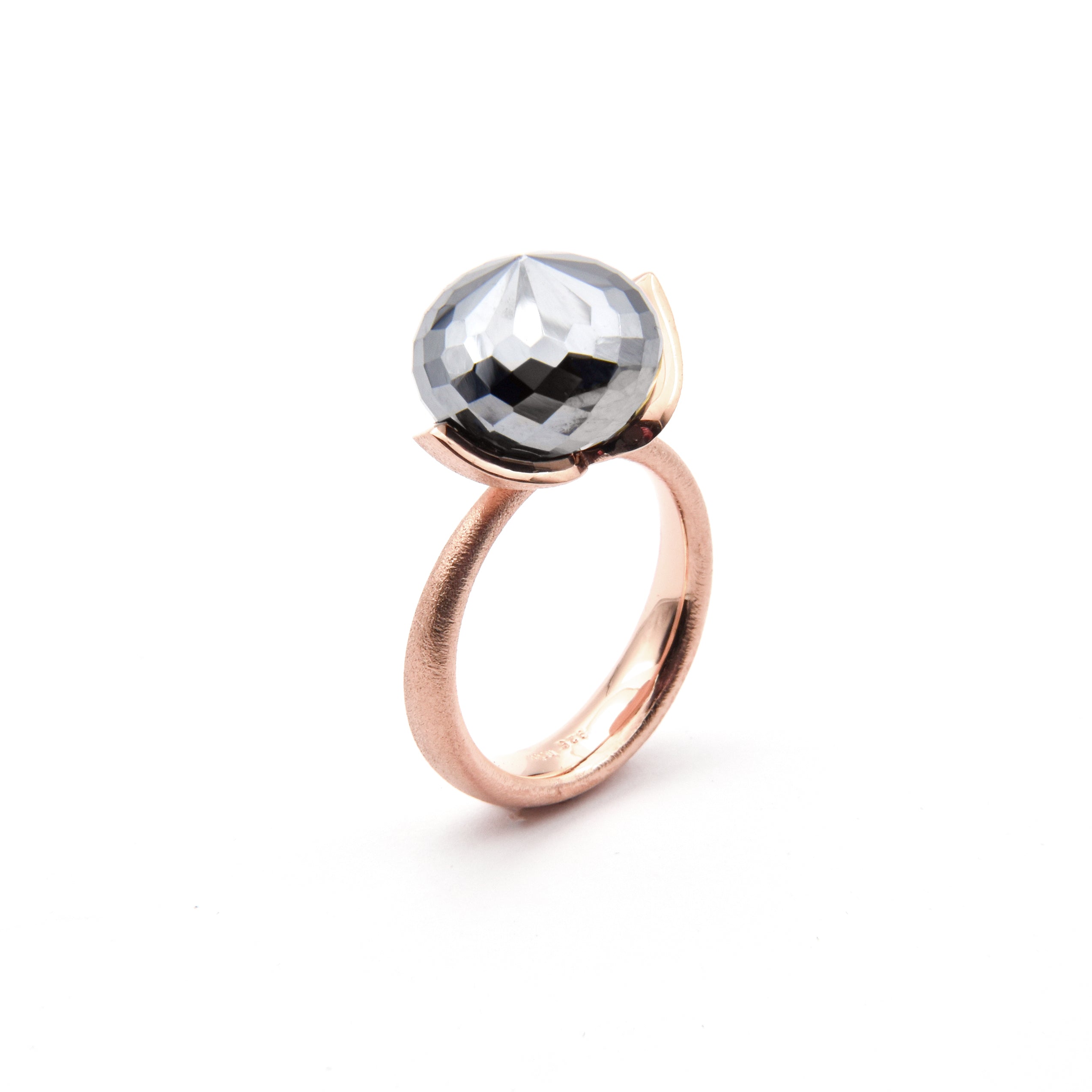 Dolce-ring "stor" med hematitt rec. 925/-.