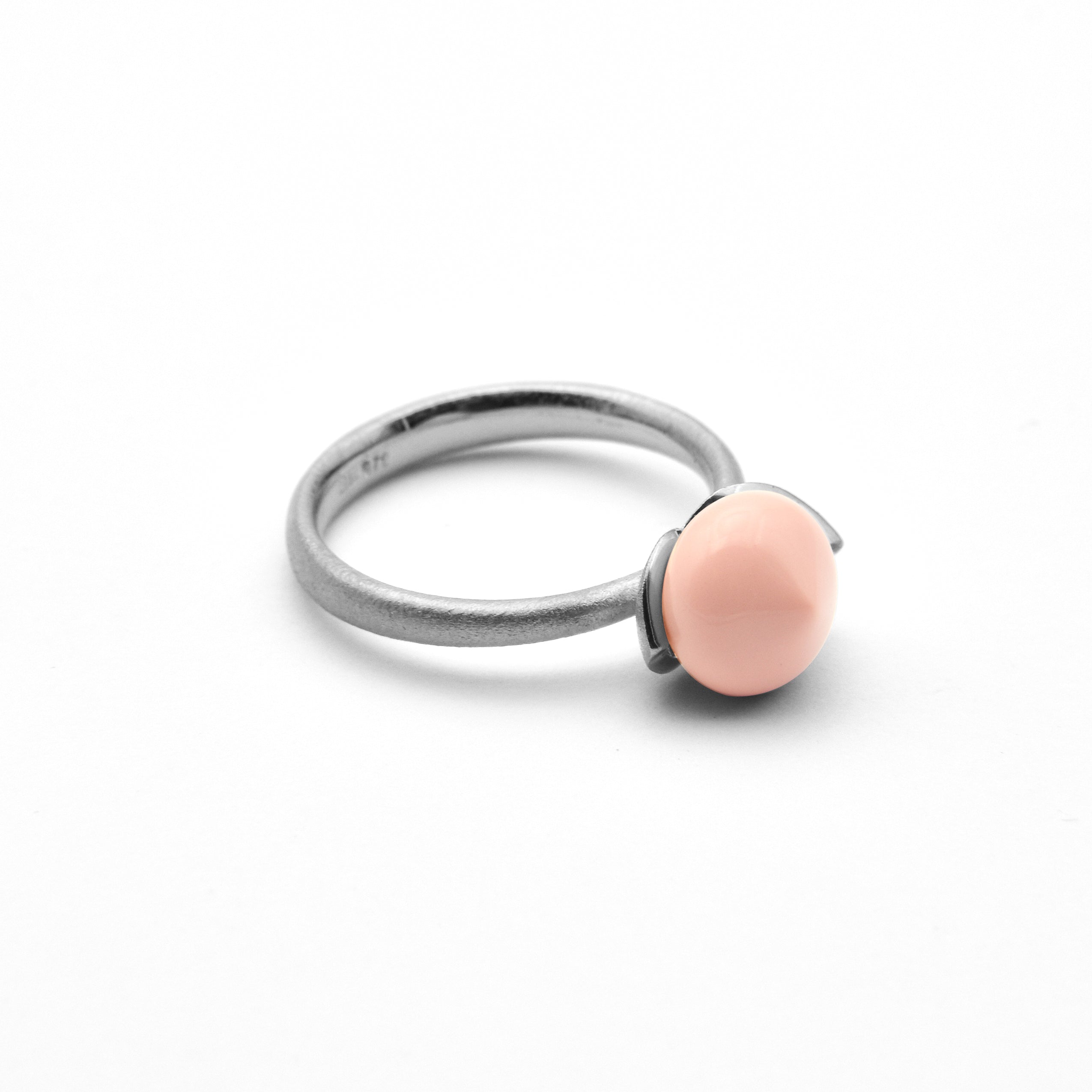 Dolce ring "smal" med korallfärgat änglaskinn rec. 925/-