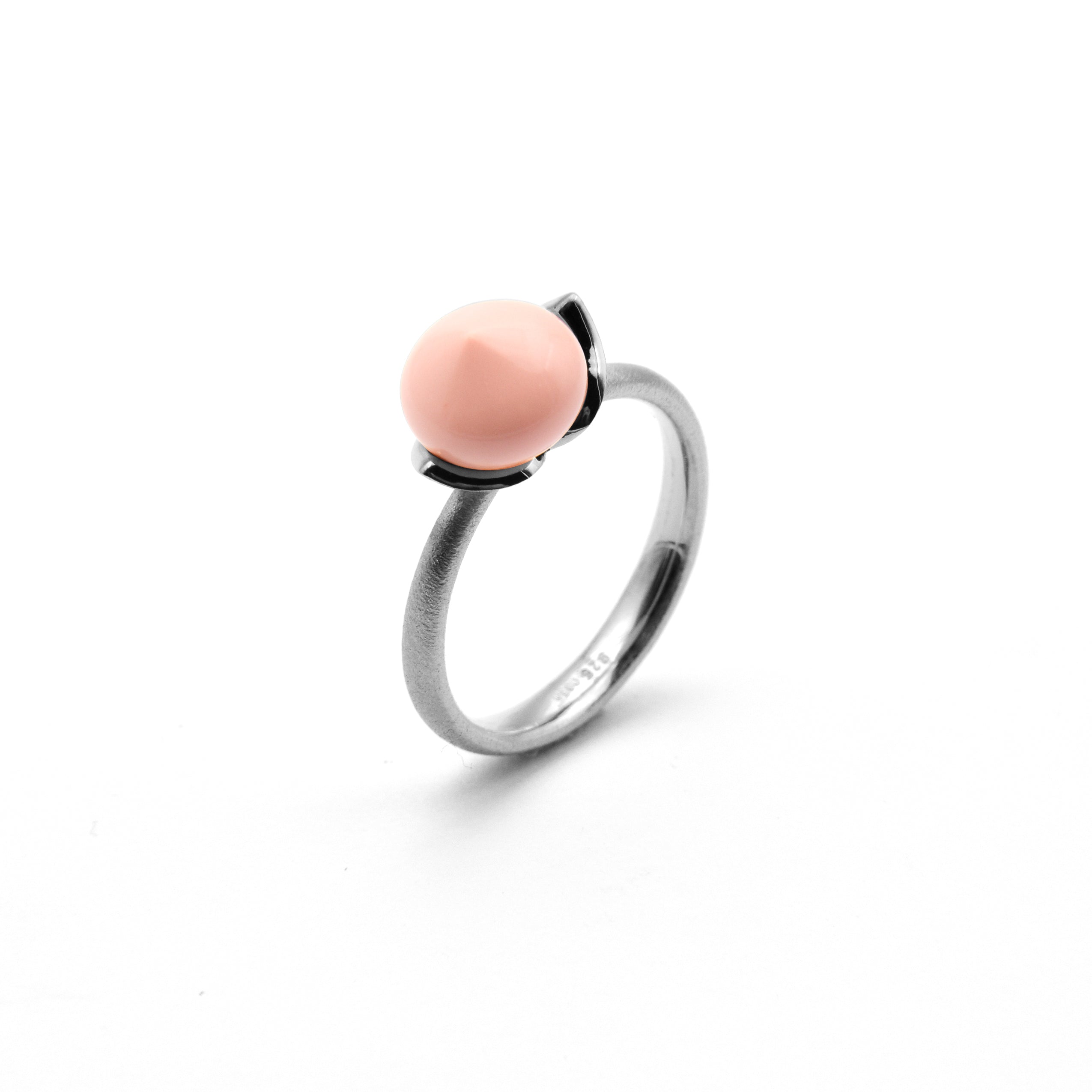 Dolce ring "smal" med korallfärgat änglaskinn rec. 925/-