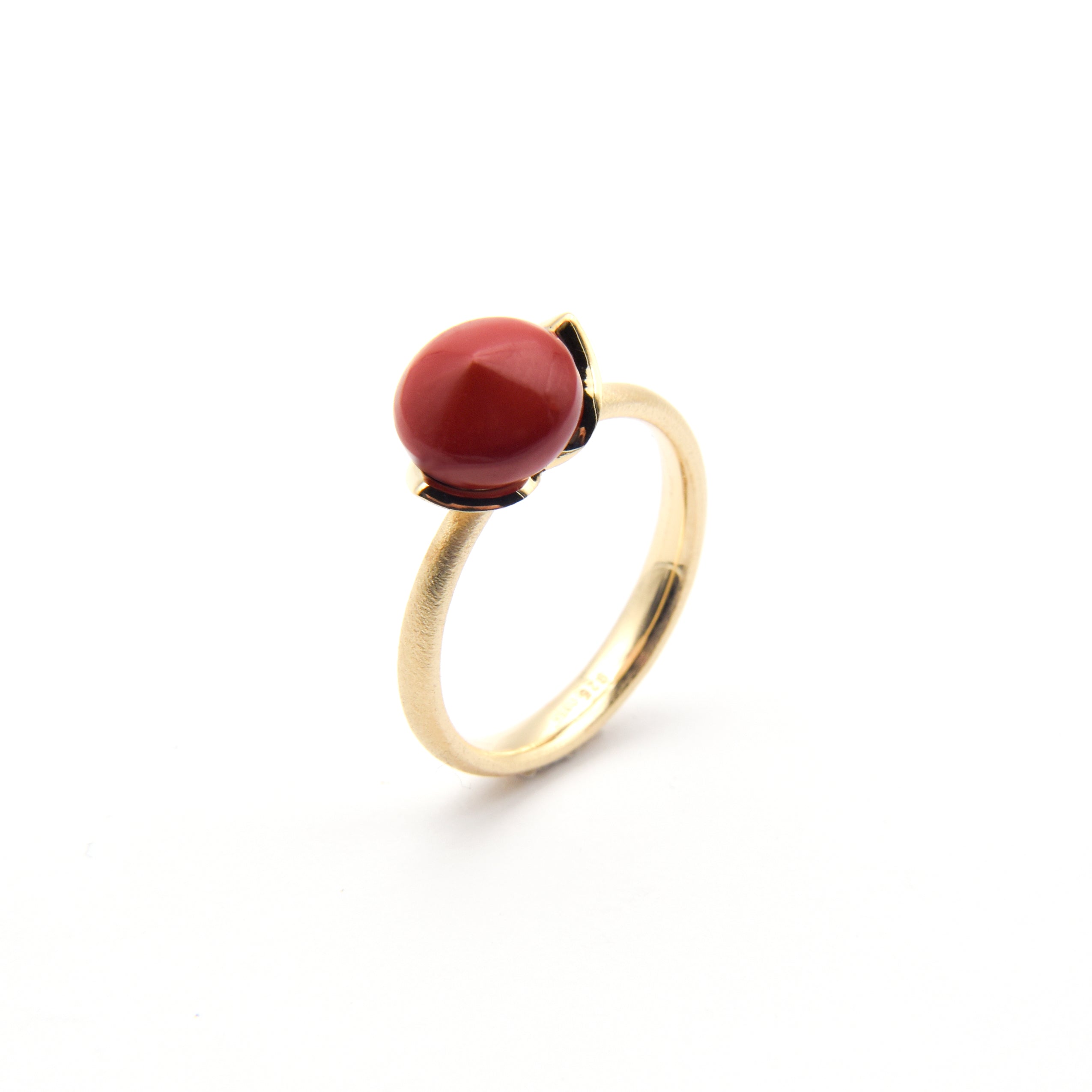 Dolce ring "smal" med korall rec. 925/-.