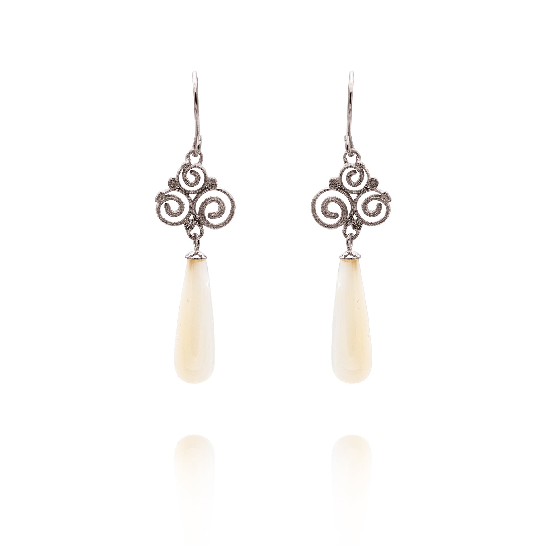 Grace earrings 925/- with mother-of-pearl teardrop